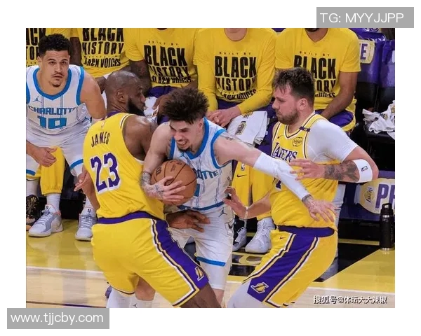 阿里纳斯:詹姆斯能防还被要求防守!雷迪克不说东契奇、里夫斯! 阿里纳斯:詹姆斯能防还被要求防守!雷迪克不说东契奇、里夫斯!